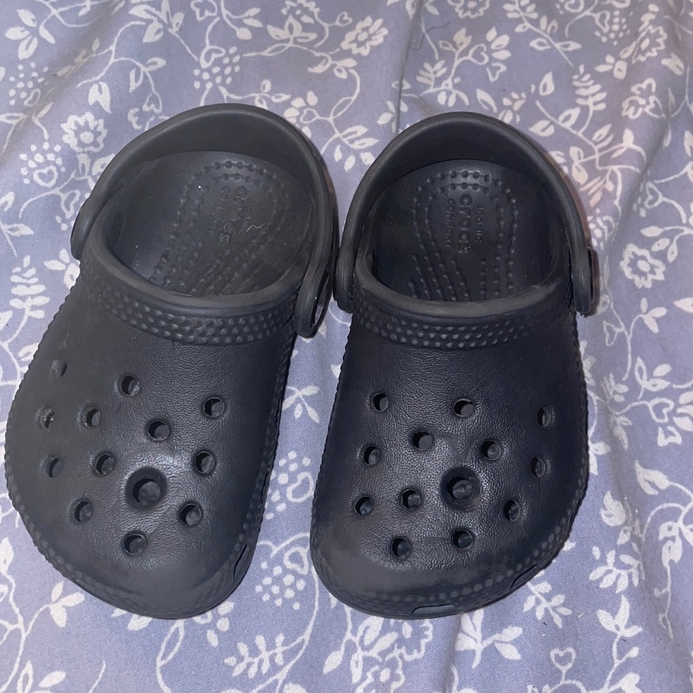 C5 Black crocs